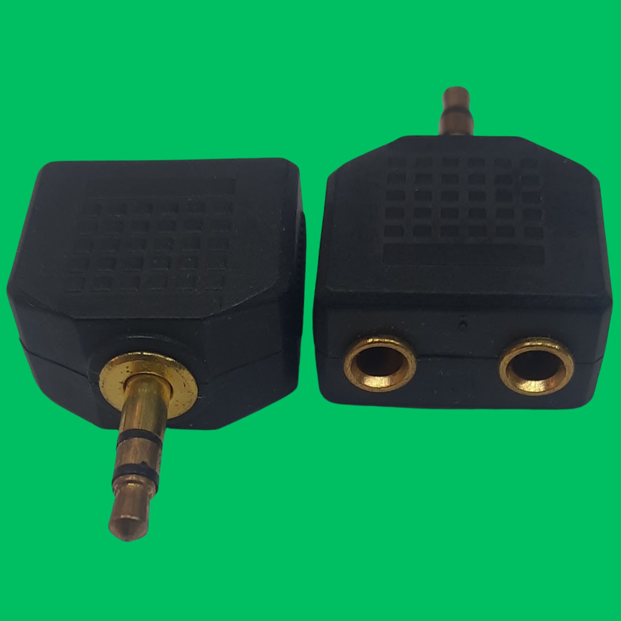3.5mm Stereo Male to 2x 3.5mm Stereo Female Y-Splitter (Black-Gold)